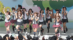 AKB48 in Osaka, Japan, 2009. Von links nach rechts: Yuko Oshima, Mariko Shinoda, Yuki Kashiwagi, Haruna Kojima, Jurina Matsui (SKE48), Erena Ono, Minami Takahashi, Atsuko Maeda, Mayu Watanabe, Tomomi Itano, Aika Ota, Sae Miyazawa