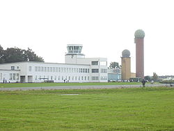 Als Museum genutzte Gebäude des Flugplatzes