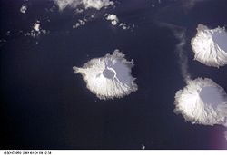 Herbert Island in der Bildmitte, Carlisle Island rechts oben, der aktive Vulkan Mount Cleveland auf Chuginadak rechts unten.