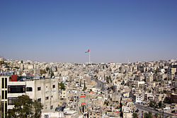 Blick von der Zitadelle über die Stadt, in der Mitte die 124 m hohe Flagge
