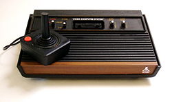 Atari 2600 mit vier Schaltern und Joystick
