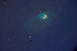 NASA-Bild der Insel Aves mit umgebenden Korallenriffen