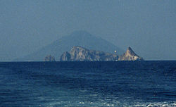 Scoglio Spinazzola und Basiluzzo vor dem Hintergrund der Insel Stromboli