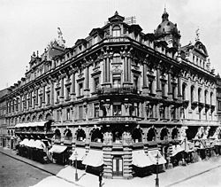 Links: Hauptfassade mit Bavaria-Figur sowie rechts die Häuser Alemania 1892 und, angedeutet, Wolfseck 1884, Schillerplatz/Zeil. Das Café befand sich in den ersten beiden Geschossen.