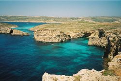 Blaue Lagune (im Hintergrund Gozo)