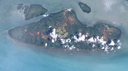 Landsat-Bild von Boigu (Bildmitte), mit Moimi im Nordosten und Aubusi im Nordwesten