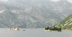 Sveti Đorđe in der Bucht von Kotor (rechts)