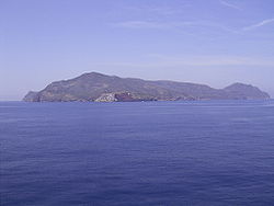 Capraia von der See aus gesehen