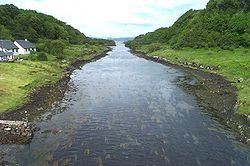 Blick von der Brücke: Links liegt Seil, rechts das schottische Festland