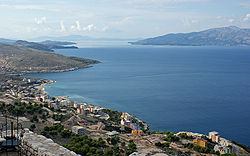 Die Straße von Korfu vom albanischen Saranda aus gesehen – rechts Korfu, links die albanische Küste