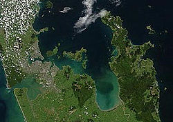 Eine Echtfarbenaufnahme des NASA-Satelliten Terra vom 23. Oktober 2002, die Mercury Islands liegen ganz oben rechts, nordöstlich der Coromandel-Halbinsel