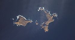 NASA-Bild von Khvostof und Davidof, mittig Pyramid Island