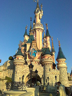 Schloss im Disneyland Paris zum Anlass des 15-jährigen Jubiläums des Parks