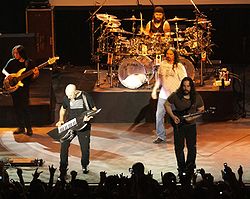 Dream Theater live in Rio de Janeiro, 2008(von links nach rechts: John Myung, Jordan Rudess, Mike Portnoy, James LaBrie und  John Petrucci)