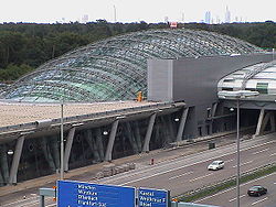 Frankfurt Flughafen Fernbahnhof Außenaufnahme von 2000. Die Glaskuppel wurde inzwischen (2010) in The Squaire integriert.