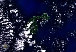 Satellitenbild der Feni-Inseln, Ambitle (größer) und Babase (kleiner).