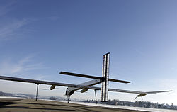 Der Prototyp Solar Impulse HB-SIA absolviert seine ersten „Flohsprünge“ am 3. Dezember 2009 in Dübendorf.
