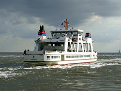Frisia IV beim Anlegen im Norderneyer Hafen
