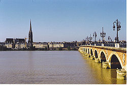 Die Garonne, die Brücke Pont de Pierre und der Turm von Saint-Michel.