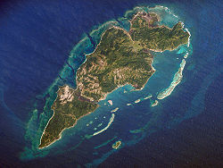 Satellitenbild von Guanaja; Bonacca in der Bildmitte.