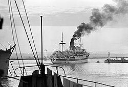 Das britische Hospitalschiff HMHS Newfoundland beim Auslaufen aus dem Hafen von Algier (1943)