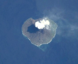 NASA-Bild von Tinakula(Norden ist rechts)