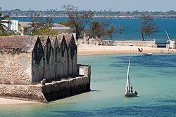 Küste von Ilha de Moçambique, im Hintergrund die Brücke zum Festland