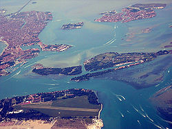 Vignole rechts der Bildmitte, links oben: Venedig