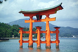 Torii vor dem Itsukushima-Schrein