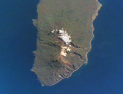 NASA-Aufnahme der Südspitze von Iturup mit dem Vulkan Berutarube
