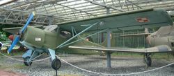 Jak-12M im Museum Poznań mit polnischen Hoheitszeichen