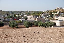 Die Ortsmitte ist von Olivenhainen umgeben. In ummauerten Hausgärten wachsen Trauben und Zitrusfrüchte. Blick nach Süden