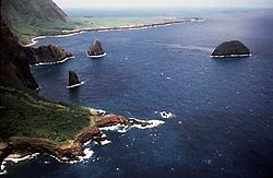Kalaupapa-Halbinsel von Osten gesehen, mit Mōkapu am rechten Bildrand (die beiden küstennahen Felsen sind Huelo und Okala)