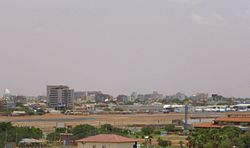 Flughafen Khartum 2010, mit dem Burj al-Fateh links im Hintergrund