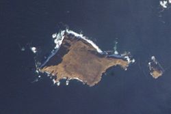 NASA-Bild von Khvostof, rechts Pyramid Island