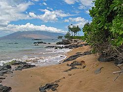 Strand von Kīhei, im Hintergrund: die West Maui Mountains