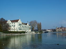 Links im Bild die Dominikanerinsel mit dem Steigenberger Inselhotel, dahinter die Alte Rheinbrücke