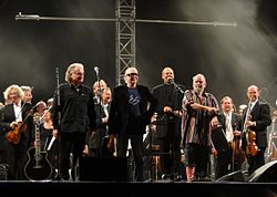 Gisbert Koreng, Stephan Trepte und Peter „Mampe“ Ludewig (vorn v. l. n. r.) während eines Konzerts in Dresden im August 2009