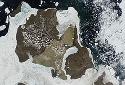 Satellitenbild von Faddejewski (rechts) Links die Kotelny-Insel, in der Mitte das Bungeland