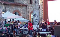 Locomondo bei einem Konzert in Gazi, Athen (2008)