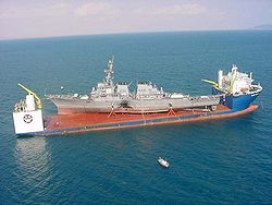 Die Blue Marlin transportiert den Zerstörer USS Cole (DDG-67)