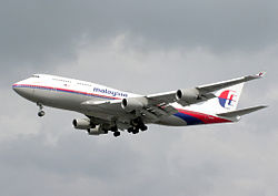 Eine Boeing 747-400 der Malaysia Airlines im ehemaligen Farbschema