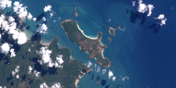 Landsat-Bild der Manar-InselnAlbany Island in der Bildmitte