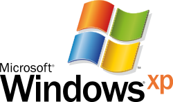 Logo: das neue stilisierte Windows-„Fenster“, bestehend aus einem mit Abstandslinien geviertelten Quadrat, die vier Flächen in den Farben Rot, Grün, Blau und Gelb gehalten, vertikale Linien gerade nach rechts geneigt, Horizontallinien als „wehende“ Wellenlinie mit unterstützender 3D-Oberflächenstruktur; links daneben der serifenlose Schriftzug „Microsoft“ (R), unter dem Schriftzug und dem Logo der bündig abschließende Schriftzug „Windows (R)“ (große Buchstaben, fett, serifenlos); über den rechten Rand herausragende zum „Windows“-Schriftzug hochgestellte Versionsangabe „xp“ (hellrot, fast orange)