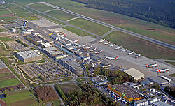 NUE Flughafen Nuernberg Luftaufnahme 2009.jpg