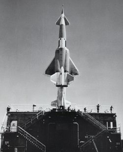 Navaho-Rakete auf der Startrampe des Launch Complex 9 (1956)