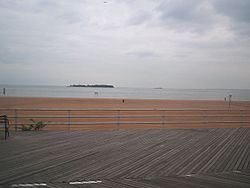Hoffman Island von Staten Island aus gesehen