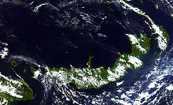 Neubritannien aus dem Weltraum (Juni 2005). Deutlich sind die Aschenwolken der Vulkane Langila und Ulawun zu sehen