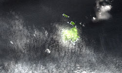 Satellitenbild von Nightingale Island (unten) mit Middle Island und Stoltenhoff Island