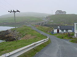 Die Brücke, die die beiden größten Inseln Housay und Bruray miteinander verbindet